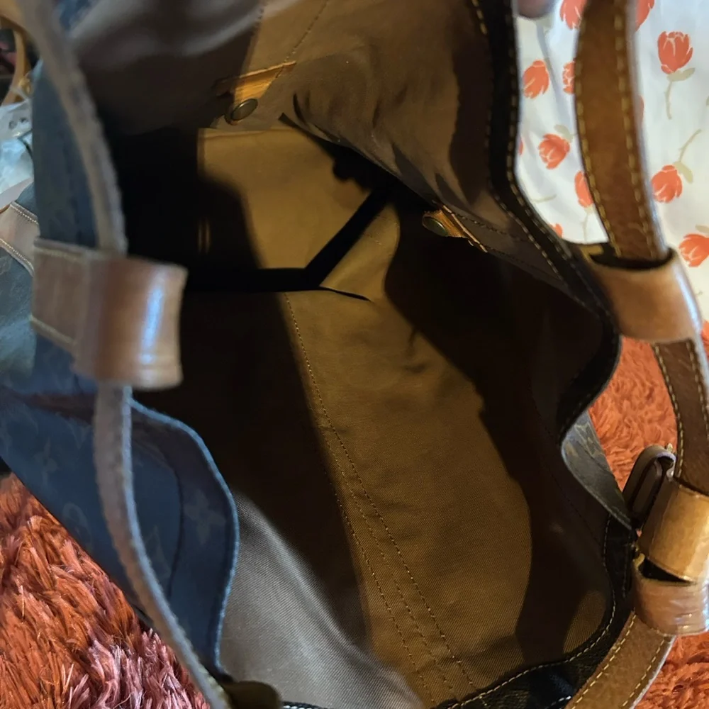 Louis Vuitton Brown Duffel Bag with Iconic Design - Picture 4 of 11